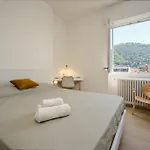 White House & Views Apartamento Como